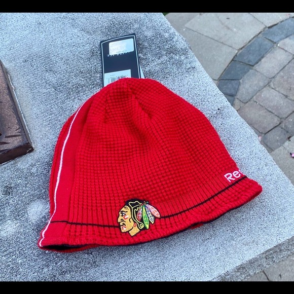 Chicago Blackhawks Hockey Girls Red Reebok Reversible  Knit Hat New with Tags - Picture 1 of 16